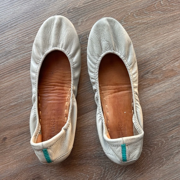 Tieks Light Gray Leather Flats, very good condition, size 9 - Picture 1 of 4